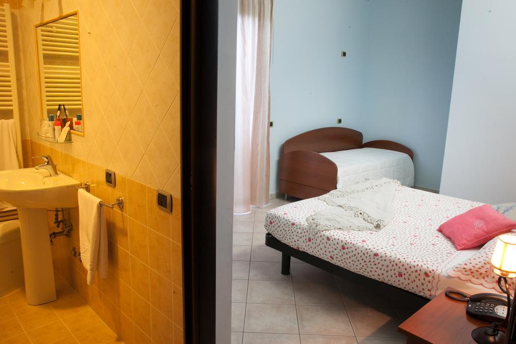 Pensione Degli Ulivi Porto SantʼElpidio Pokój zdjęcie